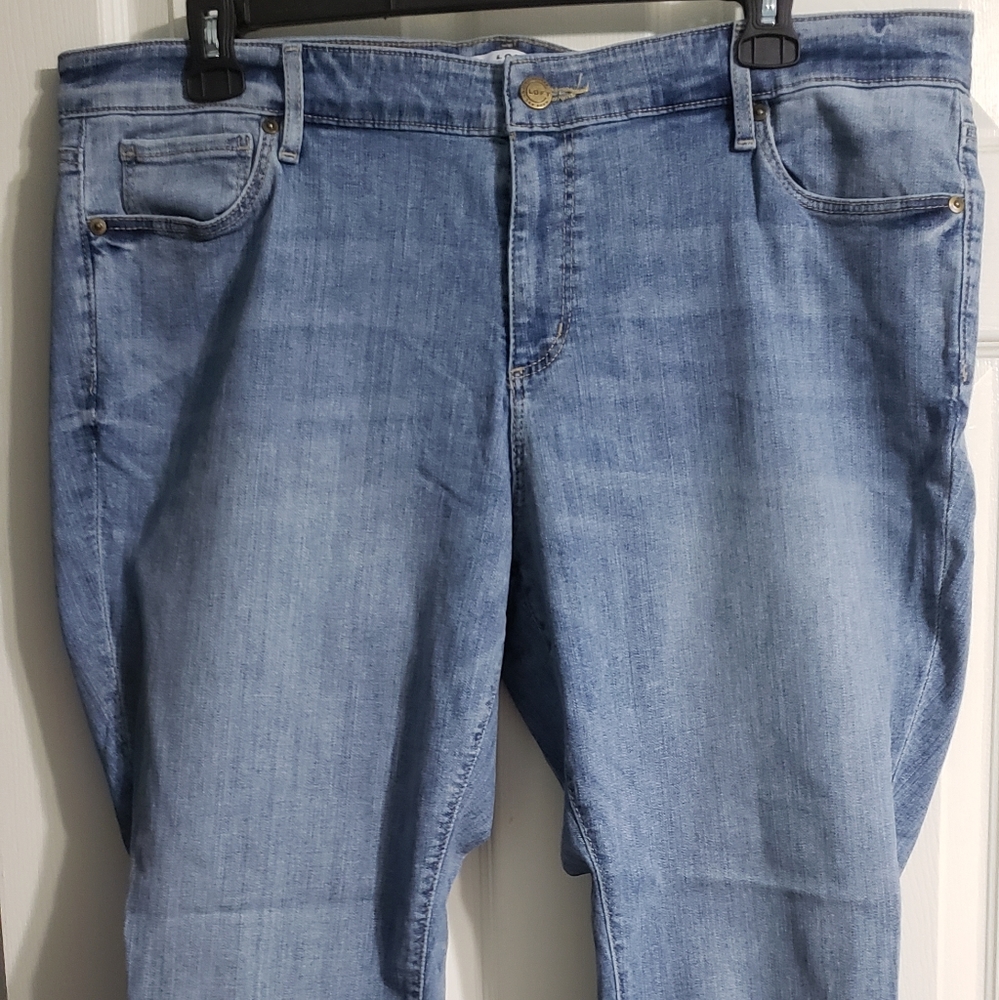 SHIPS AHOY...NWOT...LOFT PLUS, 22, SKINNY CROP, LIGHT DENIM...